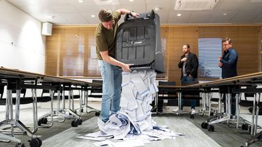 GORINCHEM - Stembussen worden omgedraaid in het stadhuis. De inwoners van de gemeente Gorinchem konden opnieuw naar de stembus, omdat een meerderheid van de gemeenteraad een herstemming wilde. Aanleiding zijn vermoedens van stemfraude bij de gemeenteraadsverkiezingen van 18 maart. LINA SELG / ANP