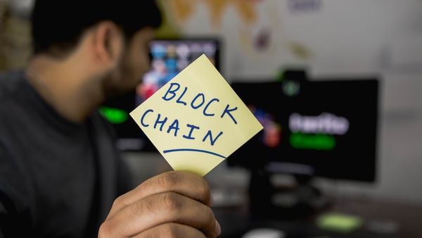 Een foto van een man met een sticker met de tekst block chain