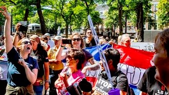 Op deze foto zie je demonstranten protesteren tijdens een mars door Den Haag tegen de coronaregels.