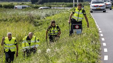Op deze foto zie je politie doet die onderzoek doet in de berm op de plek waar Tamar van 14 jaar uit Marken is gevonden langs de dijk tussen Monnickendam en Marken. De politie is bezig met een zoektocht in de berm voor eventueel meer bewijs.