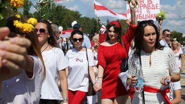 Op deze foto is een groep betogers te zien in Minsk, die meelopen met de Mars voor vrijheid.