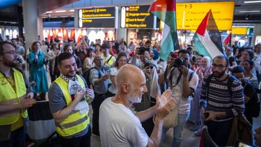 SCHIPHOL - Nederlandse opvarenden van de Global Sumud Flotilla komen aan op luchthaven Schiphol. De Nederlanders waren met de burgervloot Global Sumud Flotilla onderweg naar Gaza en zijn op de Middellandse Zee onderschept door Israël. JEROEN JUMELET / ANP