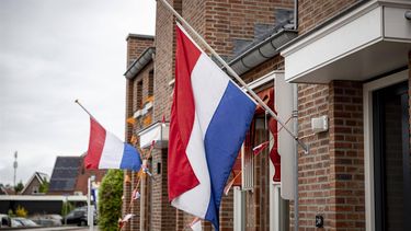HOLTEN - Een Nederlandse vlag hangt halfstok op 4 mei voor Dodenherdenking. ANP WOUTER DE WILDE