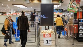AMSTERDAM - Een niet werkend scherm in een vestiging van Albert Heijn. De supermarktketen kampt met een "IT-incident", waardoor een aantal systemen uit voorzorg zijn uitgeschakeld. Hierdoor zijn de websites, apps en klantenservice van de supermarkt-, drogisterij- en slijterijketen tijdelijk niet beschikbaar. Ook kunnen er geen online bestelde boodschappen worden bezorgd. De winkels blijven wel open. RAMON VAN FLYMEN / ANP