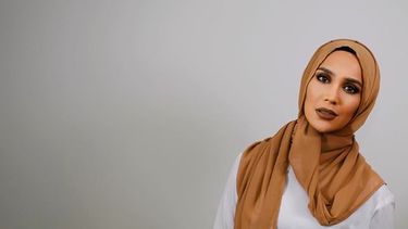 Model met hoofddoek gezicht van campagne L'Oréal 