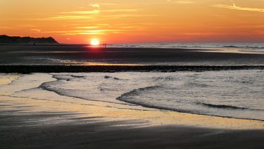 Ondergaande zon in de Noordzee op Vlieland. / Koen Suyk | ANP PHOTO XTRA 