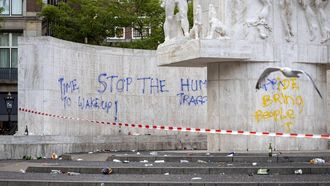 AMSTERDAM – Het Nationaal Monument op de Dam in Amsterdam is beklad. De politie heeft het gebied met afgezet voor onderzoek. MICHEL VAN BERGEN / ANP