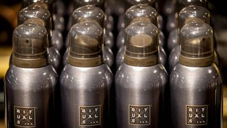 AMSTERDAM - Producten van cosmeticaketen Rituals uitgestald in megastore House of Rituals. De locatie werd geopend ter ere van de twintigste verjaardag van het merk. ANP KOEN VAN WEEL