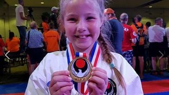Ondanks nierziekte wint Nicole (9) goud op WK-karate
