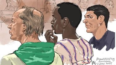 ARNHEM - Rechtbanktekening van (VLNR) Koert H., Mark V. en Rik N. tijdens de eerste pro-formazitting van het onderzoek Hawaï. De drie worden verdacht van betrokkenheid bij het ontstaan van een grote brand in de Arnhemse binnenstad. Achter links de OvJ, naast haar de rechtbank. ANP ALOYS OOSTERWIJK