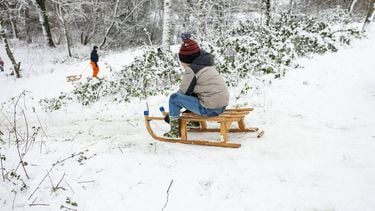 RIJSWIJK - Kinderen spelen in de sneeuw. Nederland is bedekt onder een dikke laag sneeuw. LAURENS VAN PUTTEN / ANP