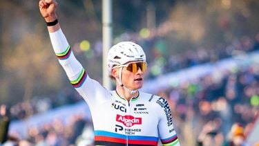 HOOGERHEIDE - Mathieu van der Poel vier zijn overwinning tijdens de Mannen Elite UCI wereldbekerwedstrijd veldrijden. IRIS VAN DEN BROEK / ANP
