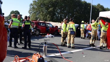 HEESCH - Op de A59 bij Heesch zijn twee mensen omgekomen door een ongeval in de staart van een file die was ontstaan door tractoren die naar het provinciehuis in Den Bosch reden. Bij het ongeval waren vier auto's betrokken. PERSBUREAU HEITINK / ANP