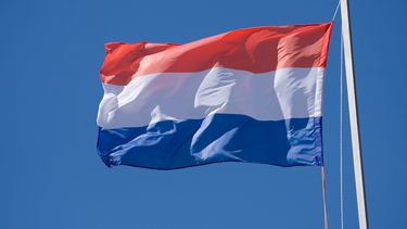 Nederlandse vlag komt in de Tweede Kamer te hangen