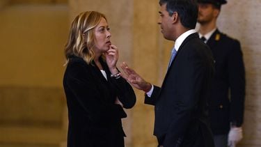 epa11032470 Italian Prime Minister, Giorgia Meloni (L), speaks with Britain's Prime Minister, Rishi Sunak (R), during their meeting at Palazzo Chigi, Rome, Italy, 16 December 2023.  EPA/Riccardo Antimiani