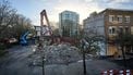DEN HAAG - Beschadigde woningen aan de Tarwekamp in de Haagse wijk Mariahoeve worden gesloopt. Bij explosies aan de Tarwekamp kwamen zes mensen om het leven en raakten meerdere mensen gewond. Een aantal woningen stortte volledig in en andere panden raakten zwaar beschadigd. ANP PHIL NIJHUIS