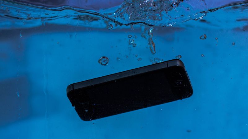 Telefoon onderwater, water