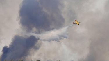 epa13156777 An aircraft dumps water during firefighting efforts as a forest fire burns near Niebla, Huelva province, southern Spain, 08 August 2026.  EPA/ALBERTO DIAZ