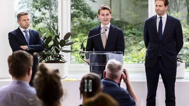 DEN HAAG - (VLNR) Jo-Annes de Bat, staatssecretaris van Klimaat en Groene Groei, Jaimi van Essen, minister van Landbouw, Visserij, Voedselzekerheid en Natuur, en Vincent Karremans, minister van Infrastructuur en Waterstaat, tijdens de presentatie van de stikstofplannen op het ministerie van Landbouw. Deze moeten duidelijkheid geven over hoe Nederland van het stikstofslot gaat. REMKO DE WAAL / ANP