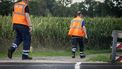 HOLTEN - Een ProRail-monteur stelt een metalen staaf veilig, die gevonden is op het treinspoor tussen Rijssen en Holten. Eerder op de dag zorgden sabotageacties ervoor dat treinverkeer in meerdere provincies werd ontregeld. VINCENT JANNINK / ANP