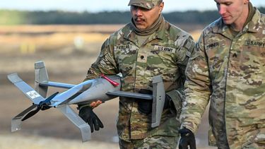 epa12533771 US soldiers take part in C-UAS training on systems and technologies designed to detect, track and neutralize unmanned aerial vehicles (UAVs) at the Land Forces Training Center Deba in Nowa Deba, southeastern Poland, 18 November 2025. US troops provided Polish soldiers with the Merops anti-drone system.  EPA/Darek Delmanowicz POLAND OUT
