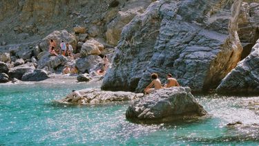 Opvoedvraag: ‘Onze puber wil niet meer mee naar een naturistencamping, wat nu?'