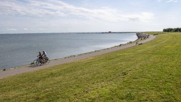 AMELAND – Fietsers langs de Waddenzee op Ameland. Het Waddeneiland is een geliefde bestemming voor vakantiegangers. ANP JILMER POSTMA