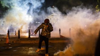 In de 'kerk van de presidenten', tegenover het Witte Huis, is tijdens rellen in de Amerikaanse hoofdstad Washington brand gesticht.