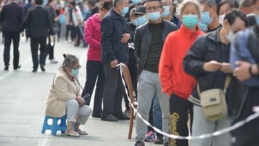 foto van inwoners Qingdao in de rij voor de test
