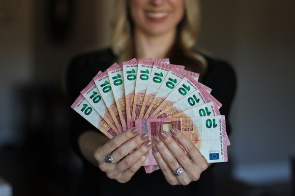 Een foto van een vrouw met een waaier aan eurobiljetten