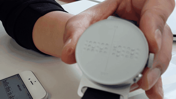 Bijzondere uitvinding: de eerste braille-smartwatch