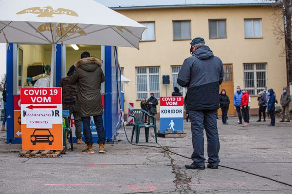Een foto van Slowaken in de rij voor een coronatest
