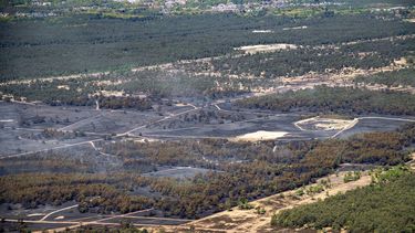 'T HARDE - Luchtfoto van schade een dag na de uitzonderlijk grote natuurbrand op het militaire oefenterrein bij het Gelderse 't Harde. De brand ontstond tijdens een militaire oefening op het schietterrein. BRAM VAN DE BIEZEN / ANP
