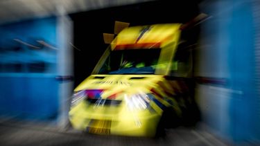 HARDERWIJK - Een ambulance vertrekt bij een spoedeisende hulp. ANP XTRA KOEN VAN WEEL