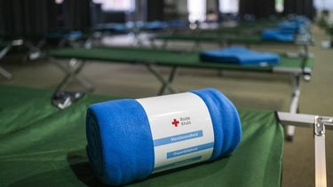 GRONINGEN - Medewerkers van het Rode Kruis bouwen een opvanglocatie op in congrescentrum Hanzeplaza. De locatie is door de gemeente Groningen aangeboden aan asielzoekers voor wie geen plek is in het opvangcentrum in Ter Apel. JILMER POSTMA / ANP