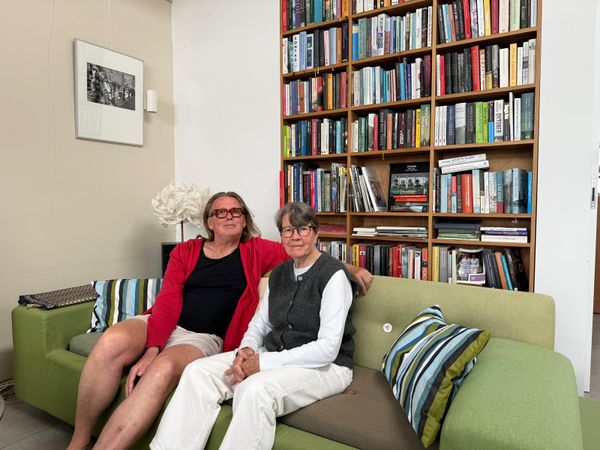 Chris (65) en Josee (80) willen niet eenzaam oud worden: ‘Hier hoef ik nooit uit te leggen wie ik ben’
