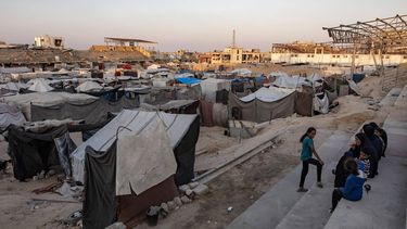 epa12337652 A general view over tents during daily life in the displacement camps in Khan Younis, southern Gaza Strip, 30 August 2025. Families lack the most basic necessities such as clean water, electricity, and healthcare. The displaced live in overcrowded tents that provide little protection from the daytime heat or the night’s cold, relying mainly on the limited food aid that reaches them.  EPA/HAITHAM IMAD
