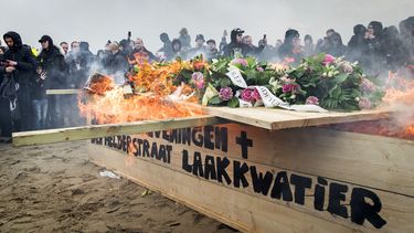 Bouwers vreugdevuren Duindorp houden 'crematie' op het strand