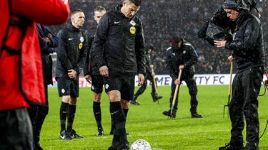 EINDHOVEN - Scheidsrechter Jeroen Manschot test het veld met een bal tijdens de 2e ronde van de KNVB Beker wedstrijd tussen PSV Eindhoven en FC Twente in het Phillips stadion op 21 december 2023 in Eindhoven, Nederland. ANP BART STOUTJESDIJK