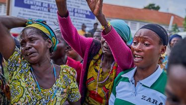 epa13127233 Relatives of Ebola patients react outside the Ebola treatment center of the General Hospital in Bunia, Ituri province, Democratic Republic of Congo, 22 July 2026. According to the World Health Organization (WHO), the province of Ituri remains the epicenter of the Bundibugyo variant of the Ebola virus, reaching almost 1000 deaths.  EPA/DIEUDONNE DIROLE
