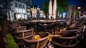 Een foto van opgestapelde stoelen van gesloten restaurants
