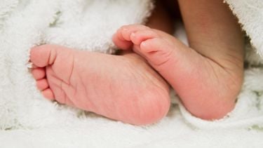 Adoptiemoeder ziet baby, vlucht ziekenhuis uit