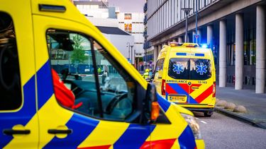 LEIDEN - Een colonne met ambulances arriveren met een patiënt van het cruiseschip MV Hondius die mogelijk is besmet met het hantavirus arriveert bij het Leids Universitair Medisch Centrum (LUMC). De patiënt opgevangen in het ziekenhuis na een medische evacuatievlucht vanuit Kaapverdië waar het cruiseschip lag. JOSH WALET