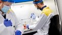 Op deze foto zijn twee labmedewerkers te zien die coronatesten uitvoeren; Slowakije wil 5,5 miljoen mensen testen