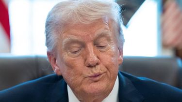 epa12826182 US President Donald Trump during an Executive Order signing event in the Oval Office of the White House in Washington, DC, USA, 16 March 2026. The order will formally launch a task force, led by Vice President JD Vance, to investigate fraud nationwide.  EPA/AARON SCHWARTZ / POOL