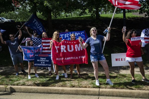 Een foto van aanhangers van Trump langs de kant van de weg