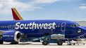 Op deze foto is een vliegtuig van vliegmaatschappij Southwest Airlines te zien.