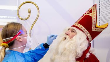 Een Sinterklaas wordt getest op het coronavirus.