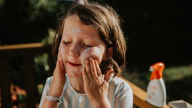 Is zonnebrandcrème schadelijk? Dermatoloog rekent af met hardnekkige fabels