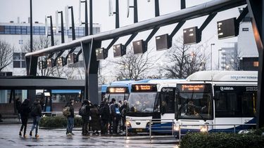 LEEUWARDEN - Drukte op het busstation van Leeuwarden tijdens een staking van het streekvervoer. Het regionale spoorvervoer van Arriva staakt in het oosten en het noorden van het land, om zo hun cao-eisen voor een hoger salaris en een lagere werkdruk extra kracht bij te zetten. ANP SIESE VEENSTRA